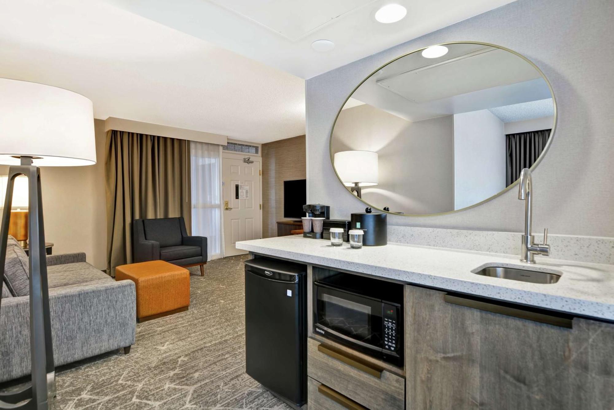 Executive Corner King Suite w or Sofa Sleeper 1 Bedroom,1548844102:JPEG